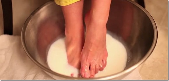 Con la mezcla de bicarbonato de sodio y leche, puedes hacer algo impresionante para tus pies!